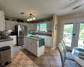 Waterfront home with 3 bedrooms 2 bathrooms and lots of amenities! - Gautier - Kitchen