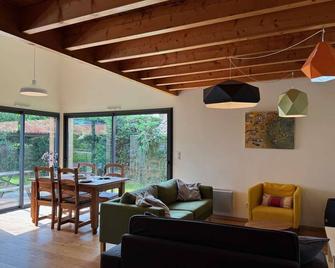 Carolins - Saubion agréable villa en bois dans quartier résidentiel à 400m du bourg de saubion - Saubion - Living room