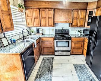 Private Pool, Hot Tub & Outdoor Grill In Okc - Oklahoma City - Kitchen