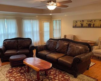 Spacious 3BR Perfect for Work & Relaxation - Афіни - Вітальня