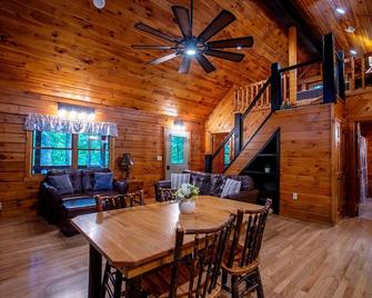 Pine Ridge Cabin - Secluded Cabin with Hot Tub - Loudonville - Dining room