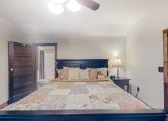 Dog-friendly cabin with washer\/dryer & partial AC - near marina - Lowell - Schlafzimmer