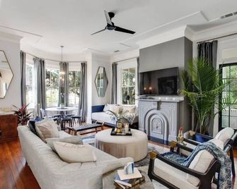 Contemporary Victorian Home | Near Forsyth Park - Savannah - Living room