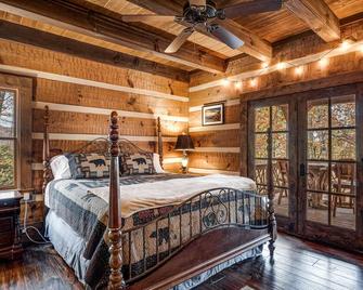 Smoky Mtn Cabin w/Stunning views! Private ensuite bath for every room! - Sylva - Bedroom