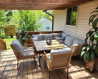 Boho Cottage - Hot tub and close to Beach - Fort Erie - Patio