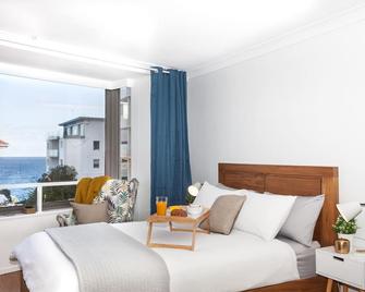 A minute walk from the Ocean, Famous Iceberg Swimming Pool and Coastal Walk. - Bondi Beach - Schlafzimmer