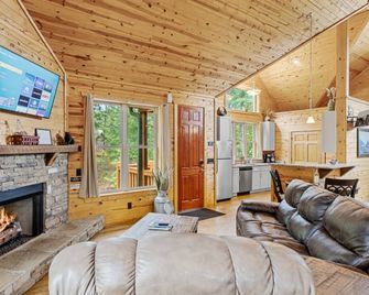Cabin For Two Near Helen w Spa Amenities - Cornelia - Вітальня