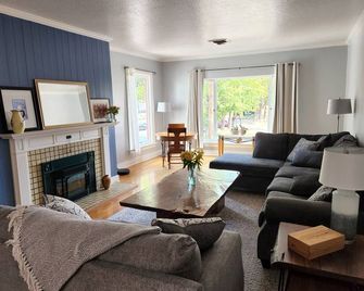Historic Renovated Loft in Downtown Albany, OR. - Albany - Вітальня