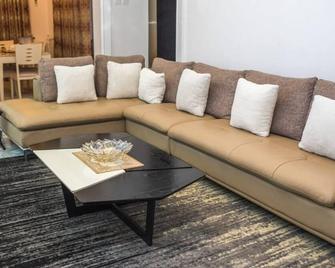 Mondeestars Luxury Home - Ibadan - Living room