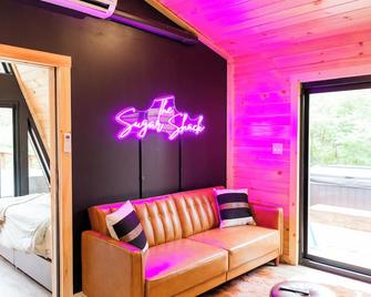 The Sugar Shack, a cozy A-Frame cabin located outside Sussex, New Brunswick. - Sussex - Living room
