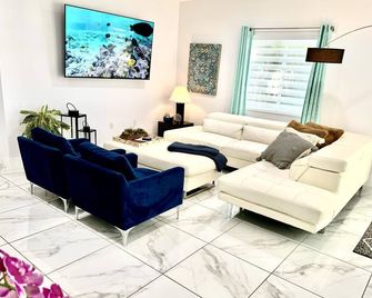 Relax in Coral Terrace, just a quick 5-min drive to Coral gables and UM - Coral Terrace - Sala de estar