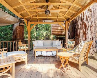 Creekside Cottage and Bungalow. Cozy, pet friendly, close to town. Sleeps 6 - Healdsburg - Patio