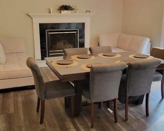 Spacious riverfront cottage in Grand Bend, ON, with stunning views and comfort! - Grand Bend - Essbereich