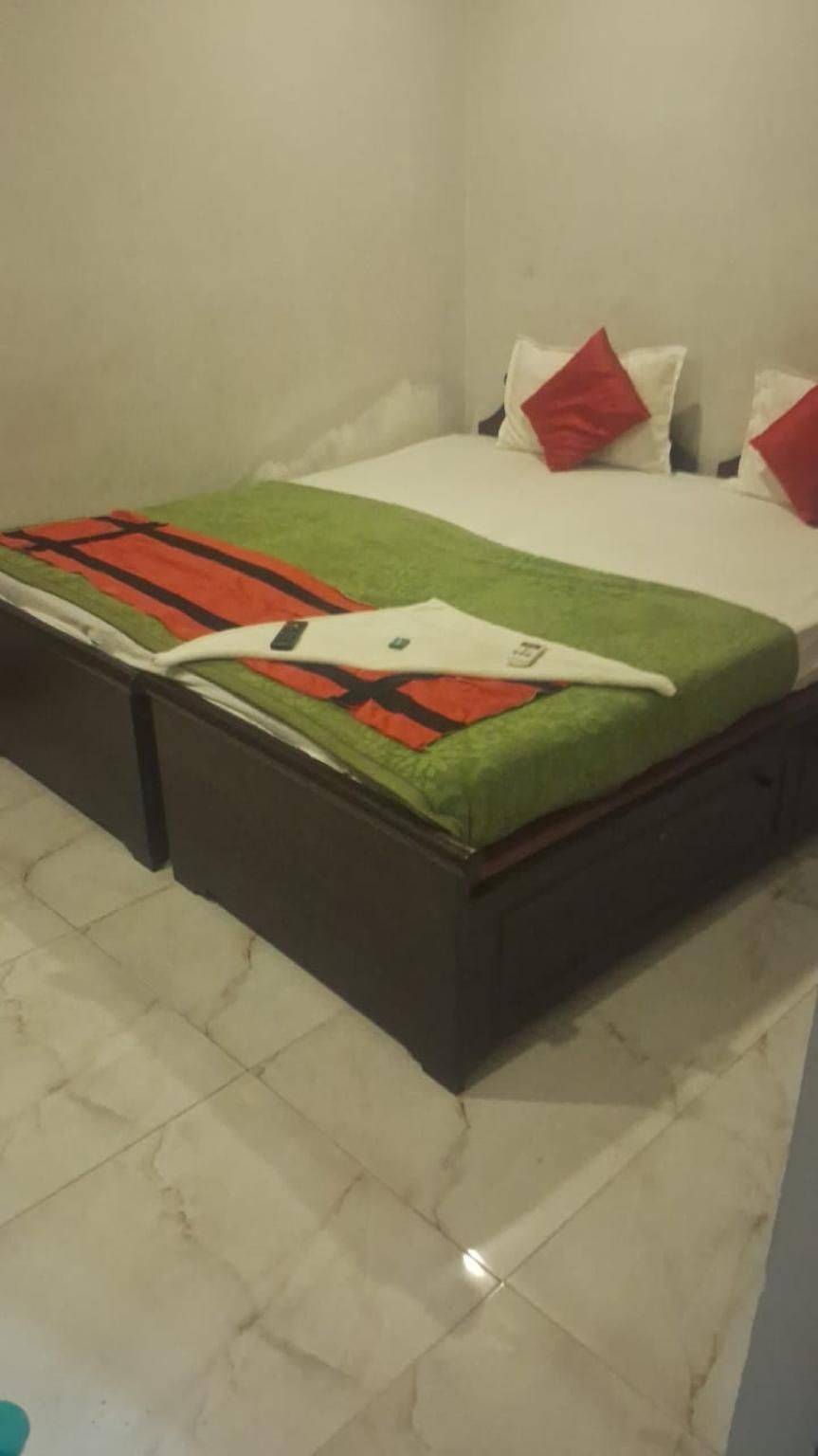 Goroomgo White Palace New Alipore Kolkata