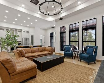 Family Retreat Minutes From Glacier National Park - Hungry Horse - Lounge