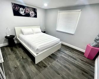 The Pilot's Private Home 4BR/2BA w/ Pergola - Columbus - Bedroom