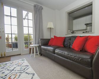 Arundel Mews - Parking - by Brighton Holiday Lets - Brighton - Living room