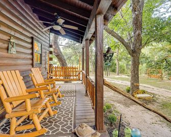 Private Pool: Fun Riverfront Retreat in Hamilton! - Hamilton - Patio