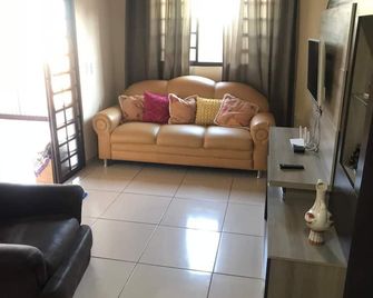Sua Casa. O Aconchego da Nossa Casa o Fara Sentir - se em Casa. Aceitamos Pets - Cambe - Living room