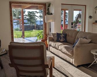 Cozy 2-bedroom, coastal inspired, suite with AC in beautiful Campbell River - Campbell River - Living room