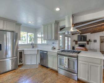 Large 2 Master Bedrooms total 4 bedroom 3 bath, family friendly house with AC - Clovis - Küche
