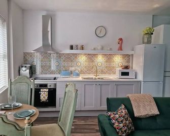 Eclectic 1BD in the Heart of Cheltenham! - Cheltenham - Kitchen