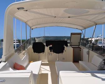 Travel The Keys Or Just Relax At The Dock - Stock Island - Balcony
