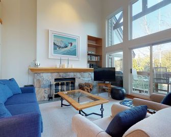 Lush Forest And Golf Course Views By Harmony Whistler - Whistler - Living room