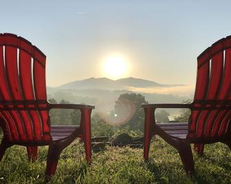 Private Cabin With Lake & Mtn Views, 1 Mile To Lake Access, Convenient Location! - Hayesville - Patio