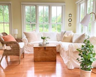 Carriage House Farm-stay near Rocky Fork Lake - Hillsboro - Sala de estar