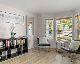 Spacious 4 bed near park/trails - Battle Ground - Living room
