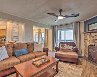 2 Mi to Skiing Beech Mountain Resort Condo! - Beech Mountain - Living room