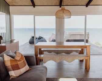 Ocean View Bach - Cheviot