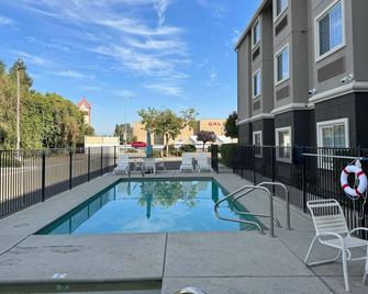 La Quinta Inn & Suites by Wyndham Tulare - Tulare - Pool