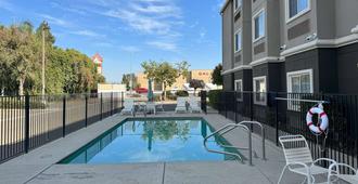 La Quinta Inn & Suites by Wyndham Tulare - Tulare - Svømmebasseng