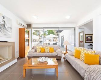 Lenia's Sea View Villa - Neo Chorio - Sala de estar