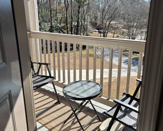 Queen Suite - Attached Bath - Home Theater - Home Tub - Forest Park - Balcón