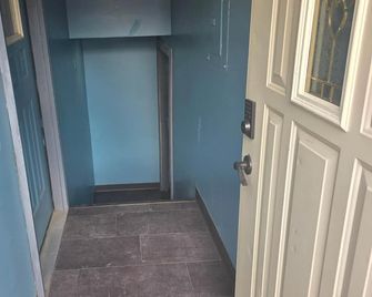 The Hideaway | Cozy 2BR Retreat in Pontiac - Pontiac