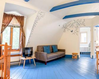 3 Bedroom 2 Bath Carriage House (Pet Friendly) - Bar Harbor - Living room