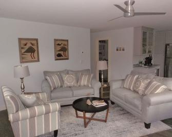 Eight minutes to Sunday River! Two bdrm apartment. Ski, hike, bike & relax. - Newry - Sala de estar