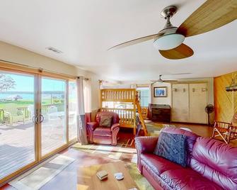 The Summer House - Onekama - Living room