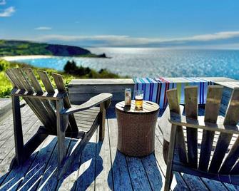 Oceanfront Cottage with Awesome Views, 2 min. to Beach, near Cabot Trail & Park - Margaree Harbour - Balcón