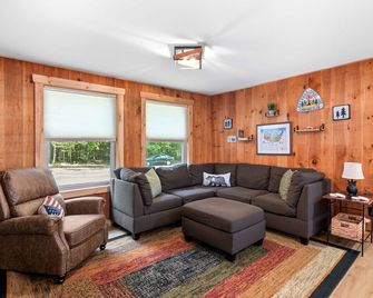 Luxe Lodge in the Woods! With Sauna & Hot tub - Conway - Phòng khách