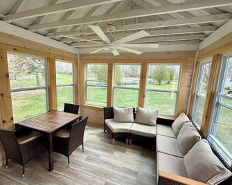 Cozy Cottage Minutes from Acadia National Park & Downtown Bar Harbor - Sleeps 6. - Bar Harbor - Living room