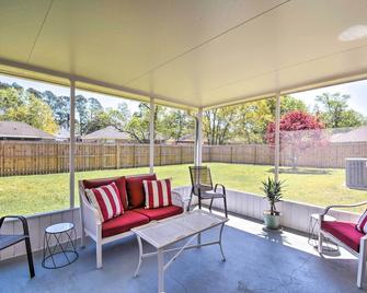 Foley Getaway with Fenced Yard - 13 Mi to Beaches! - Foley - Patio