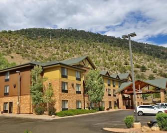Your Gateway to Glenwood Springs! Free Breakfast, Pool, Free Parking! - Glenwood Springs - Gebouw