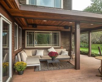 Private hilltop home close to skiing. Enjoy views, hot tub & fire pit! - Waterbury - Patio