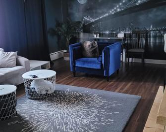 Urban Chic Guest Retreat- 1100sqft 3Bdr - Brandon - Living room