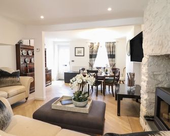 3 Rosemary Lane, Pet Friendly, Luxury Holiday Cottage In Conwy - Conwy - Living room