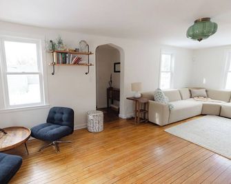 Charming & Cozy 2-Bedroom Retreat Near Lake Minnetonka – Perfect family place - Wayzata - Sala de estar